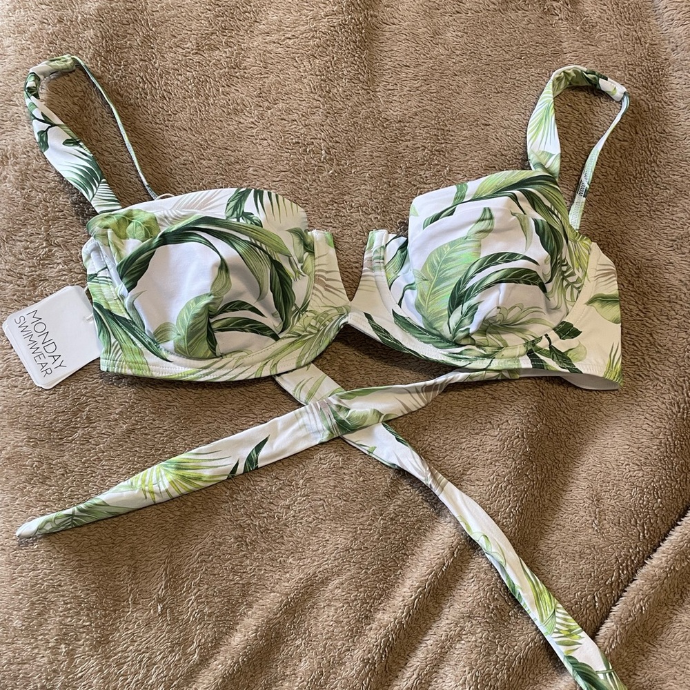 NWT Monday swimwear clovelly top in palm size large